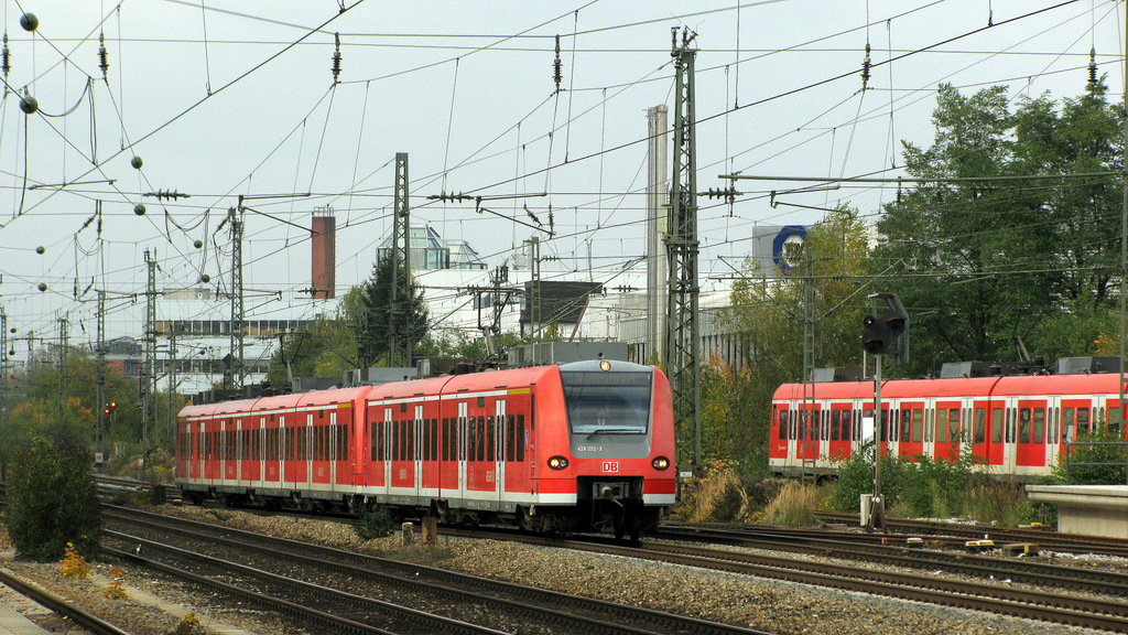 3 von 4 gebauten Quietschiebaureihen konnten am 19.10. auf einmal am M�nchener Heimaranplatz abgelichtet werden. W�hrdend der 426er und 425er vom M�nchener Hbf. Richtung Ostbahnhof unterwegs war, fuhr der 423er der S Bahn Richtung Hbf.