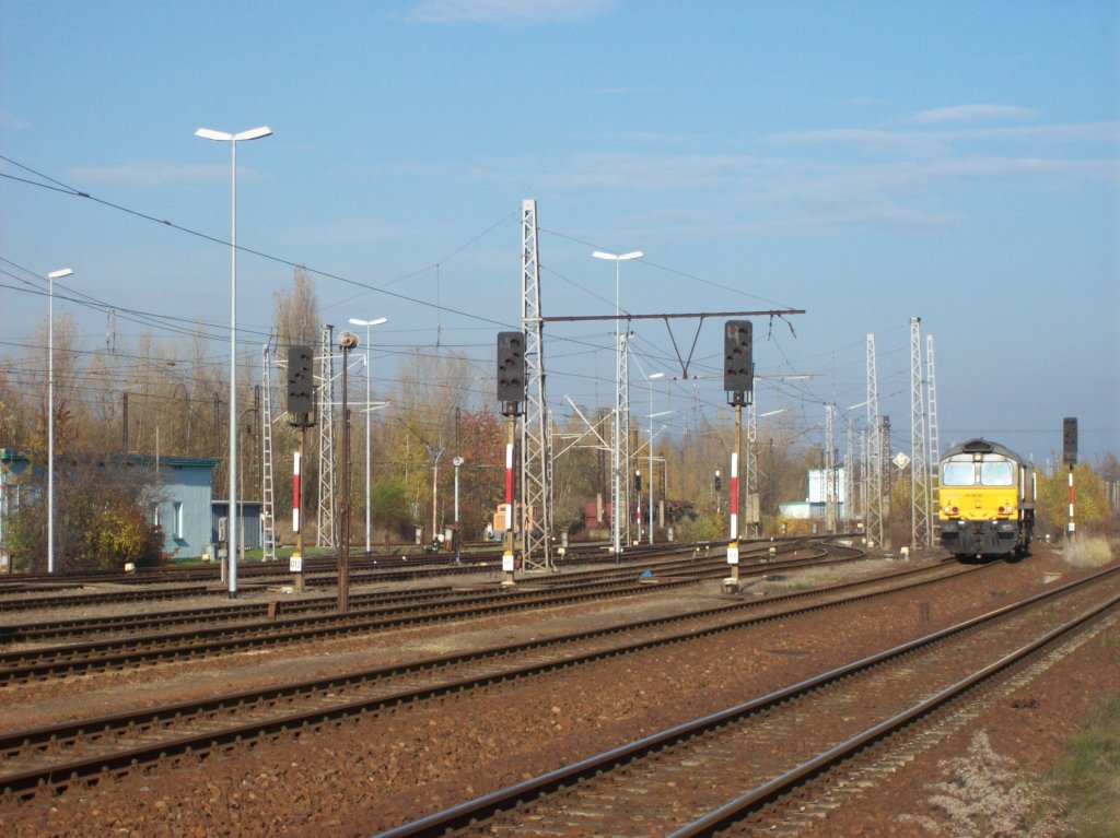 3 Ausfahrsignale in Richtung Leipzig im  Kohlebahnhof  in Profen und Rail4Chem Lok 66020  ... 07.11.2009