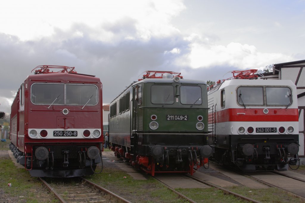 3 Generationen des ehemaligen DDR-Lokomotivbaus aus dem LEW Hennigsdorf: In der Mitte BR 211 (ex E11), Baujahre ab 1961, links BR 250, Baujahre ab 1974 und rechts BR 243, Baujahre ab 1982. Zu sehen war dieses klassische Reichsbahn-Trio beim Eisenbahnfest  am 08.10.2011 im Bahnmuseum Bw Weimar.