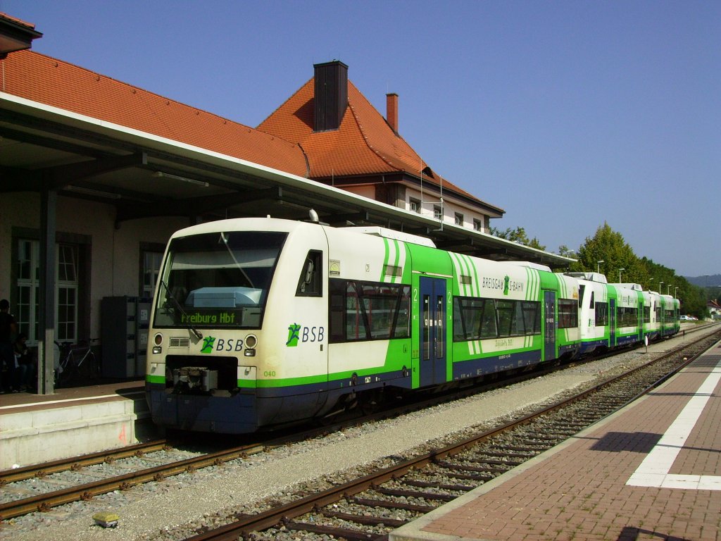 3 Regio-Shuttles der BSB haben am MIttag des 06.09.2012 ihre Pendelfahrt von Freiburg nach Breisach erledigt. Nach dem Abwarten der Wendezeit geht es wieder zurck nach in die Sdbadische Metropole.