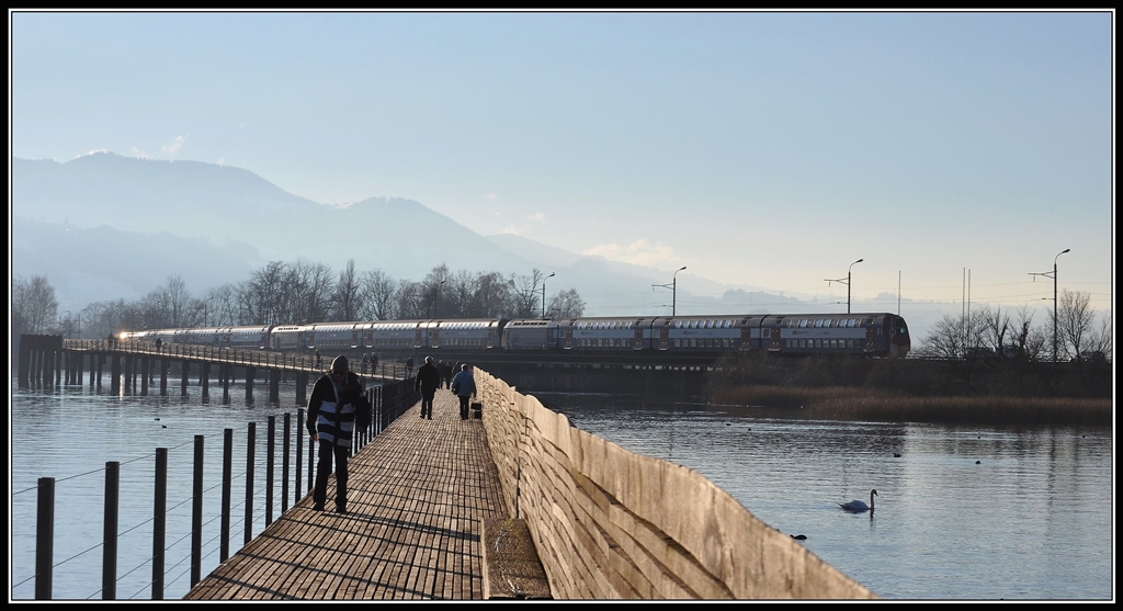 3-teilige S5 nach Pfffikon SZ berquert den Seedamm bei Hurden. Das Gleiche mache ich auf dem Holzsteg zwischen Hurden und Rapperswil. (19.12.2012)
