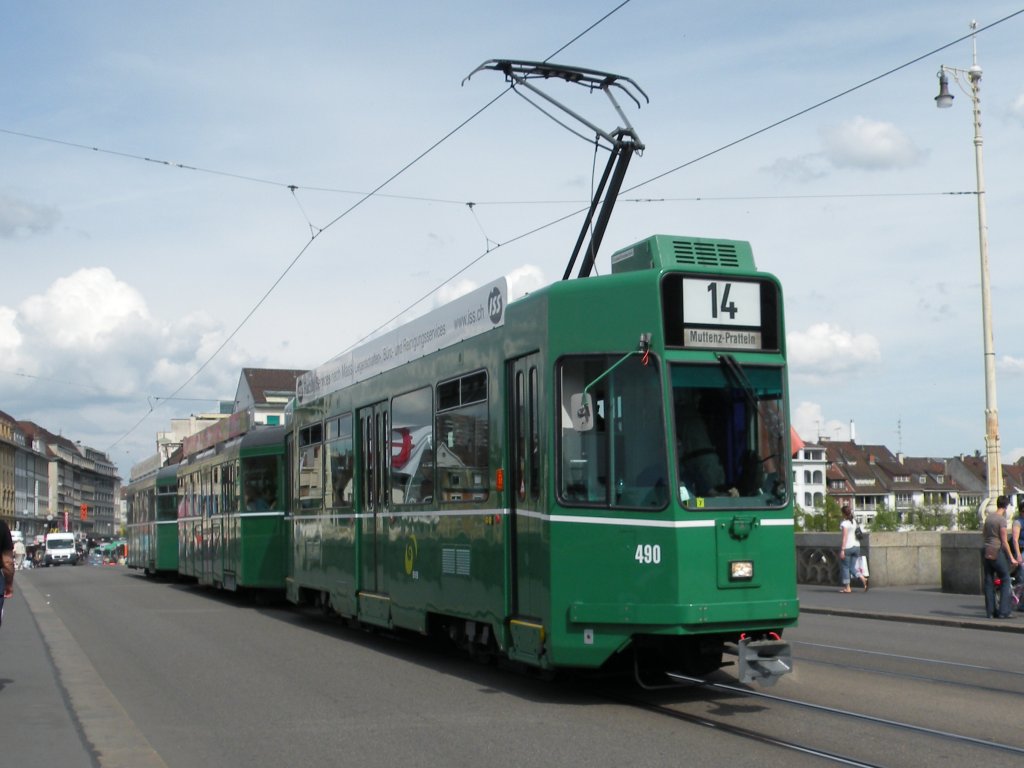 3 Wagenzug auf der Linie 14 fhrt ber die Mittlere Rheinbrcke Richtung Schifflnde. Die Aufnahme stammt vom 26.04.2010.