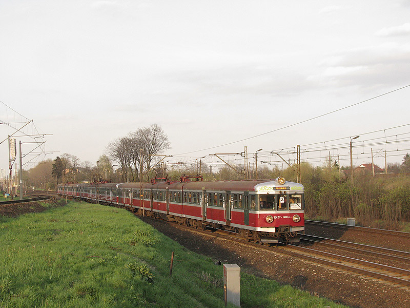 3 x EN57 am 17.04.2010 zwischen Warszawa Włochy und Warszawa Ursus. Nach der Trauerveranstaltung IR 14121 nach Katowice lnger als gewhnlich.