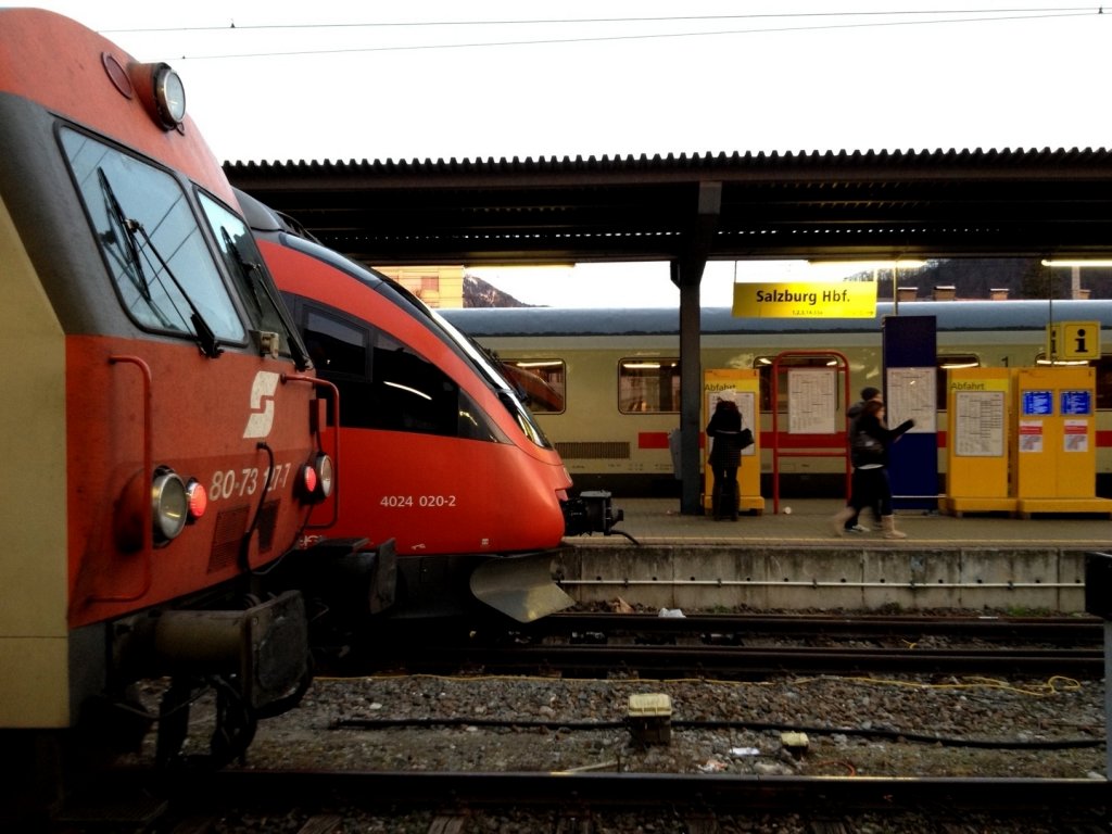 3 Zge auf 3 Gleisen-ein Experiment in Salzburg Hbf:auf Gleis 33 der IC nach Graz,auf Gleis 34 die S2 nach Strawalchen und auf Gleis 35 der EC  Wrthersee  nach Klagenfurt.(9.12.2011)