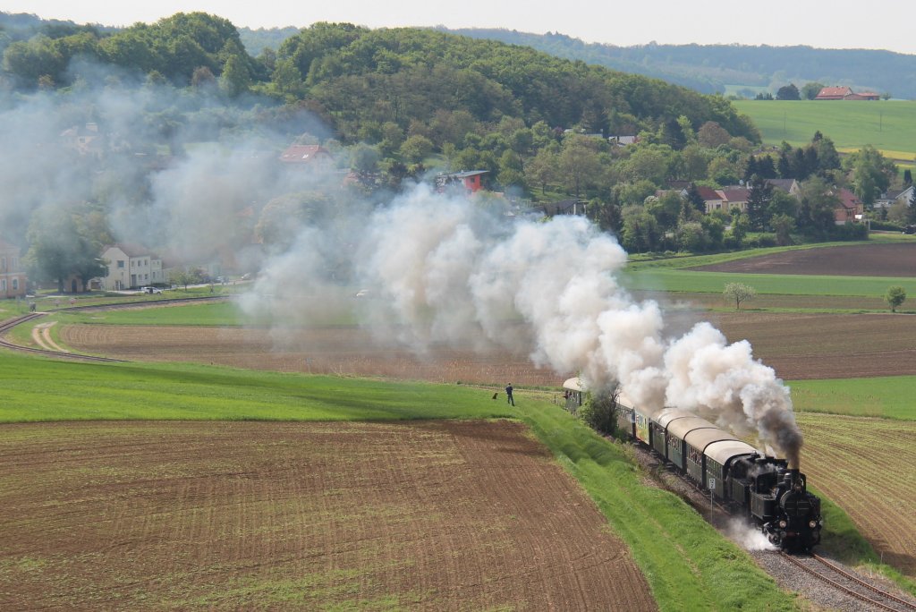 30 33 und 93 1420 mit dem SEZ 14818 von Korneuburg (Ko) nach Erstbrunn (Erb), im hintergrund die eingerauchte Ortschaft Mollmannsdorf; am 05.05.2013