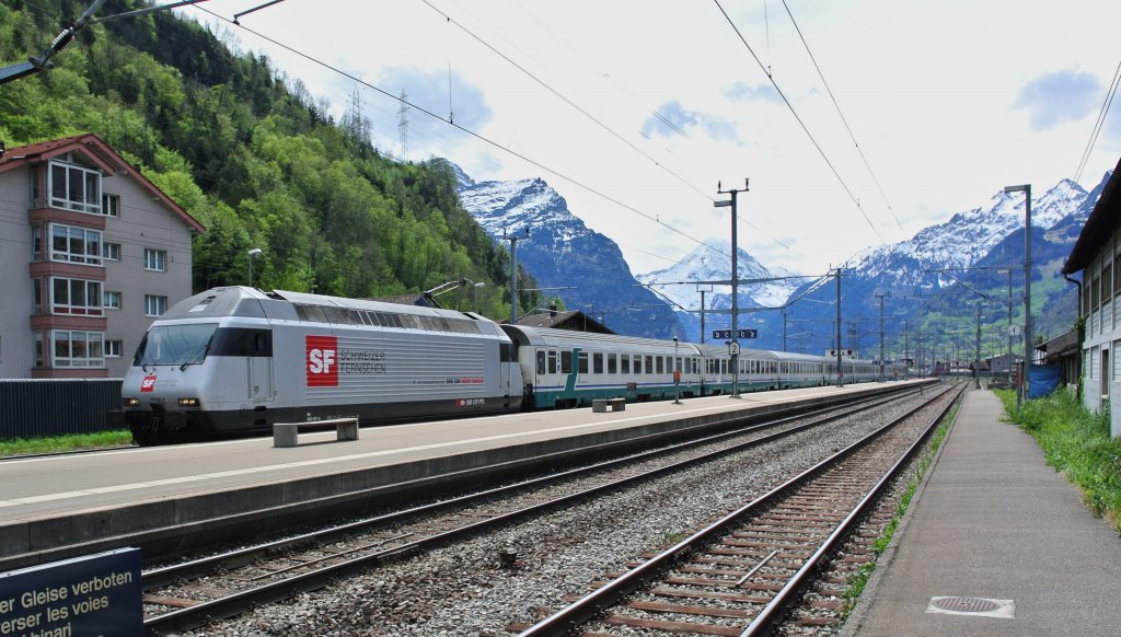 30 Minuten versptet und leider auf dem falschen Gleis: der ETR470 Ersatzzug, EC 14, bestehend aus der Re 460 107-6 und 7 italienischen Schnellzugswagen, bei Durchfahrt in Flelen, 29.04.2012.