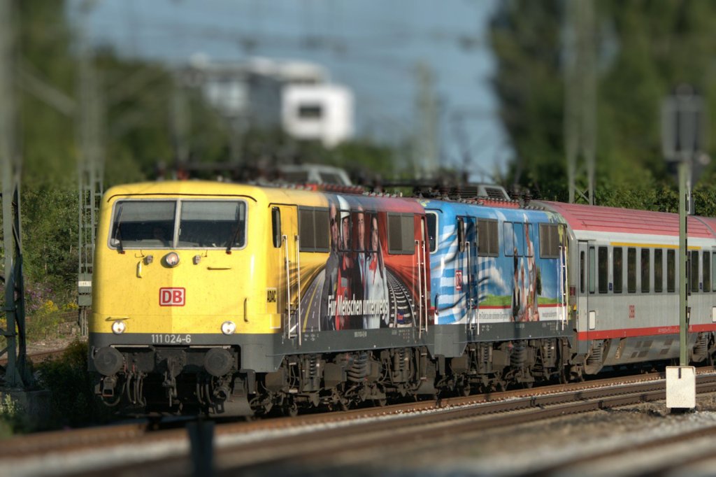 3000 Bilder!!! Heute mach ich ein Fass auf und dafr gibt es die Miniatur 111 024 und die 066 am 11.08.12 am Mnchner Heimeranplatz