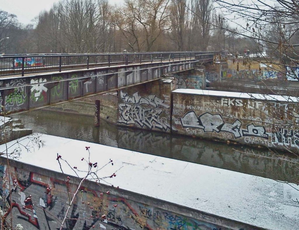 30.01.2011, Berlin-Kreuzberg, ehem. Grlitzer Bahn.
Reste der Brcken ber den Landwehrkanal, heute Fugngersteg nach Treptow. 