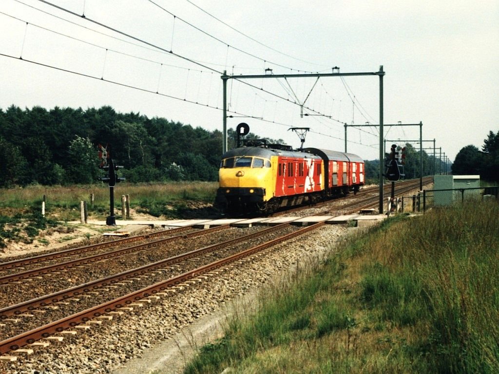 3003 mit Postzug 50602 Arnhem-Utrecht bei Ginkel am 23-8-1996. Bild und scan: Date Jan de Vries.