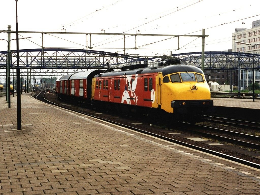 3003 mit Postzug 50872 Leeuwarden-Zwolle auf Bahnhof Zwolle am 11-5-1995. Bild und scan: Date Jan de Vries.