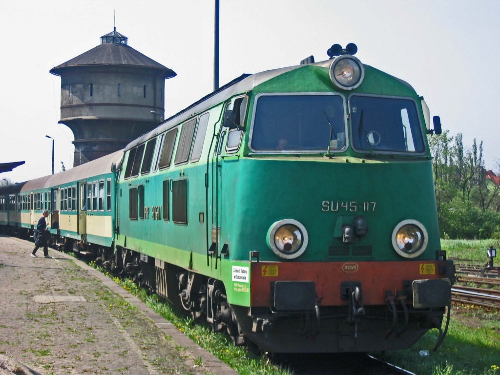 30.04.04 , Kostrzyn ; SU 45-117 vor einem Zug Richtung Kreuz