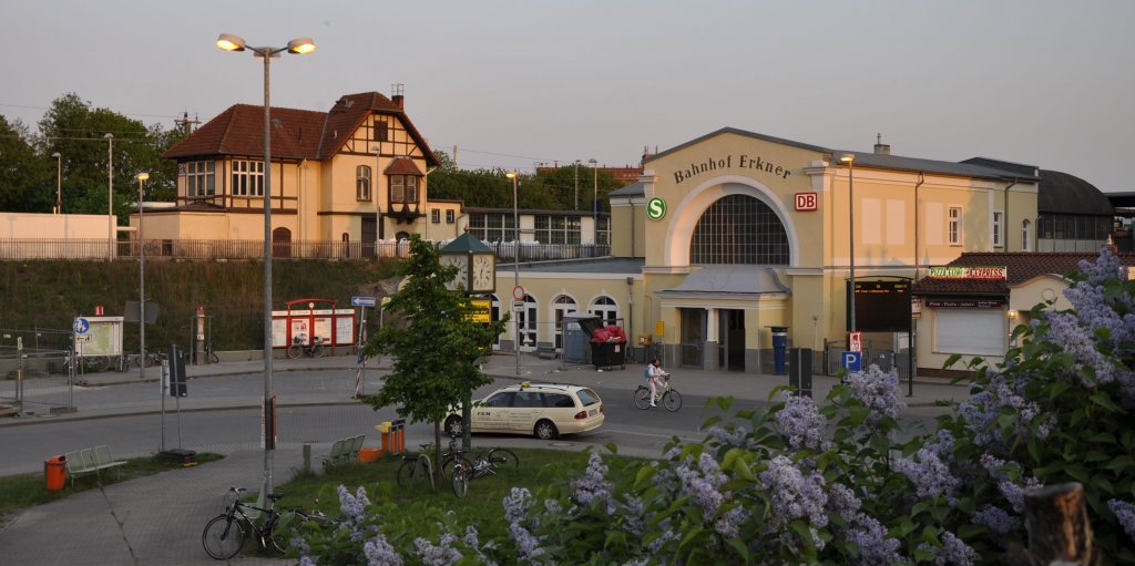 30.04.11, Erkner , wir wollen in den Sonderzug nach Wolsztyn zusteigen und erleben den Bf in der Morgensonne 