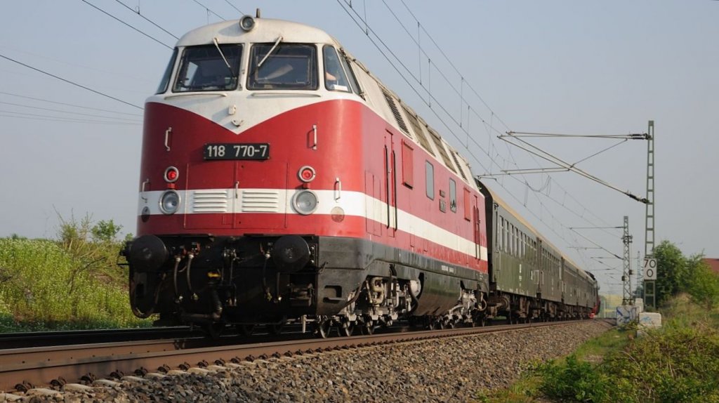 30.04.2011 118770 schiebt Sonderzug der Glauchauer Eisenbahnfreunde. Hier bei Schweinsburg/Culten.
