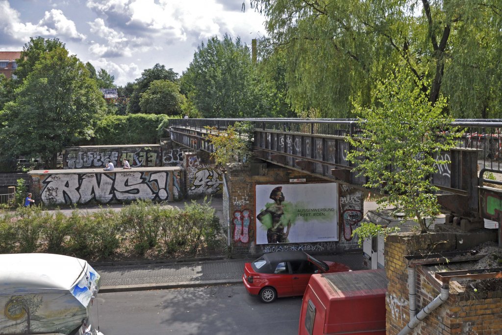 30.07.2013, Berlin-Kreuzberg, ehem. G�rlitzer Bahn. Blick auf die Reste der Br�cken �ber die Stra�e G�rlitzer Ufer und Landwehrkanal. Hinter dem Kanal lag nach August '61 der Kontrollpunkt f�r den G�terverkehr (bis '85) zu den westberliner Firmen auf dem alten Bahnhofsgel�nde. Im Hintergrund ist ein Teil der  Beschaubr�cke  zu erkennen.