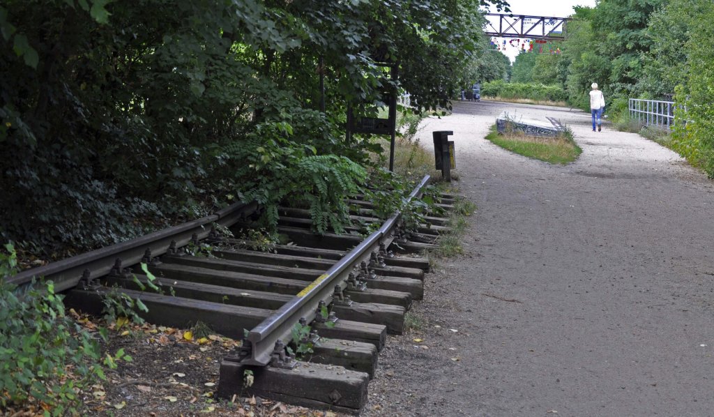 30.07.2013, Berlin-Treptow, ehem. Grlitzer Bahn. Vor der Flche des ehemaligen Kontrollpunktes mit der  Beschaubrcke  liegen die wahrscheinlich letzten Gleisstcke des Streckenteils Ringbahn - Grlitzer Bf.