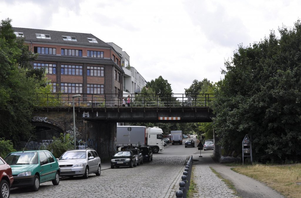 30.07.2013, Berlin-Treptow, ehem. Grlitzer Bahn. Reste der Brcke ber die Lohmhlenstae. Es gibt noch die baugleiche Brcke ber die Bouchstrae, von der noch ein Gleistrog liegt und als Fugngersteg genutzt wird.