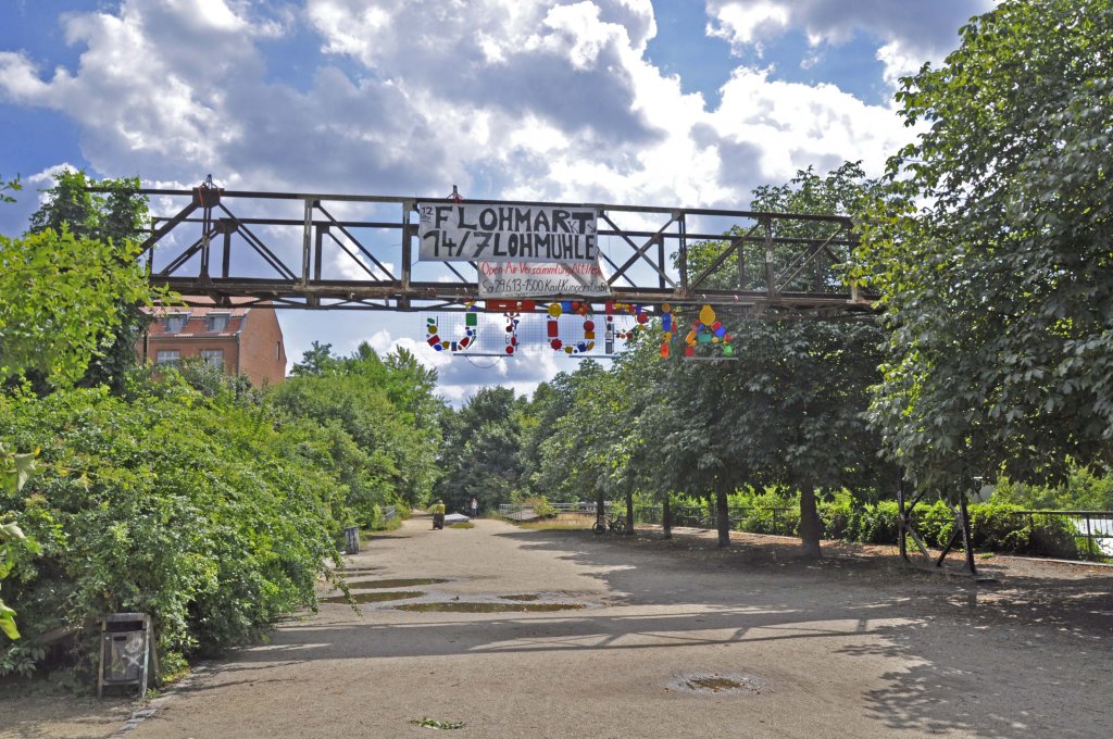 30.07.2013 Berlin-Treptow, ehem. Grlitzer Bahn.  Beschaubrcke  des ehem. Kontrollpunktes vor dem Landwehrkanal (damals Grenze). Auch nach dem August '61 gab es bis '85 vereinzelten Gterverkehr zu und von den westberliner Firmen, die sich auf dem Gelnde des ehem. Grlitzer Bf's niedergelassen hatten. Von dieser Brcke wurden die Waggons von oben  beschaut .
.