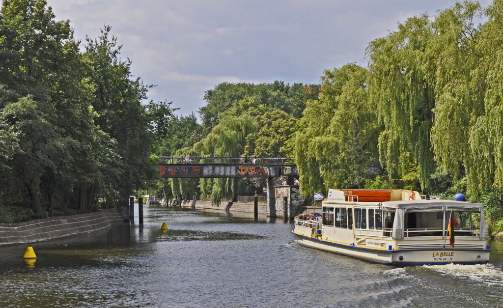 30.07.2013, Berlin,. Treptow/Kreuzberg, hem. Grlitzer Bahn. Blick von der Lohmhleninsel auf den Rest der Brcke (Zufahrt zum ehem. Grlitzer Bahnhof) ber den Landwehrkanal.