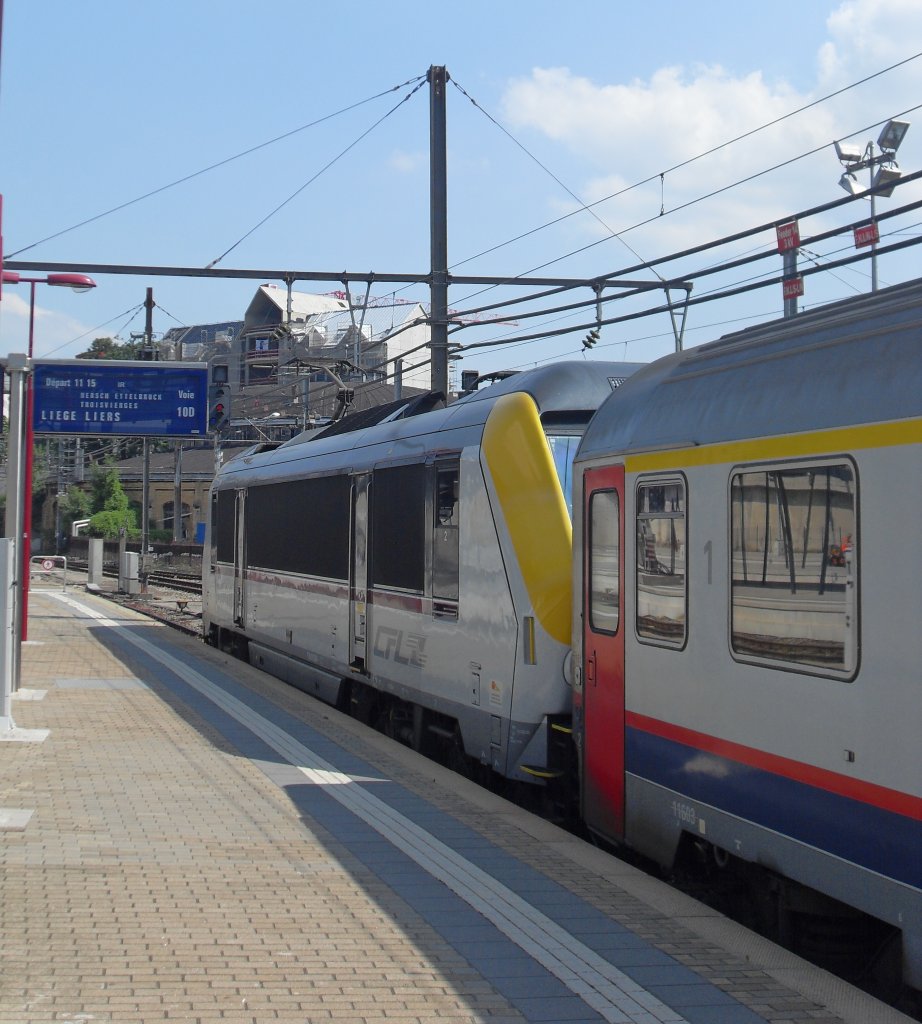 3008 wartet am 24.Juni 2010 vor InterRegio 112 auf die Abfahrt nach Lttich und Liers. Etwas enttuscht war ich schon, als statt der erwarteten I10er Wagen, die althergebrachten I6er die Garnitur fr diesen Zug bildeten.
Offiziel sollten diese Wagen zum 13.Juni 2010 von der Verbindung verschwinden, nachdem ihr Zustand zu zahlreichen Beschwerden gefhrt hatte.