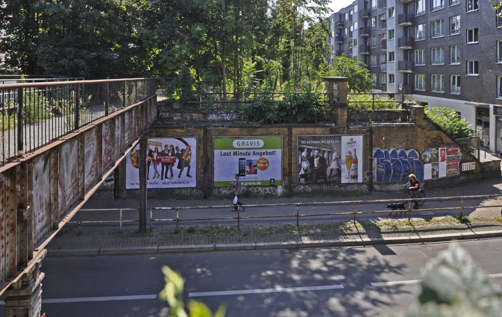 30.08.2013, ehem. Grlitzer Bahn, Berlin-Treptow. An der Brcke ber die Elsenstrae erkennt man die dreigleisige Zufhrung zum Grlitzer Bahnhof und rechts neben dem Pfeiler die sptere Erweiterung fr die Zufahrt zur Rampe Richtung Kohlenbahnhof an der Kiefholzstrae.