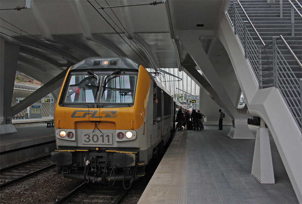 3011 der CFL mit dem IR115 aus Liers nach Luxembourg im Bahnhof Lige-Guillemins, 4.8.10