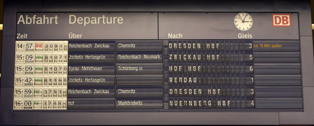 30.12.2012 , 15:04 Uhr  Gut gefllt  ist die elektronische Abfahrtstafel in Plauen
(Vogtland) Oberer Bahnhof. Der Blick in die obere rechte Ecke verrt, warum bei den Reisenden am Bahnsteig 3 keine so rechte Freude aufkommt.Auch der Fotograf war nicht erfreut, denn er wollte IRE 3091 ablichten..... 