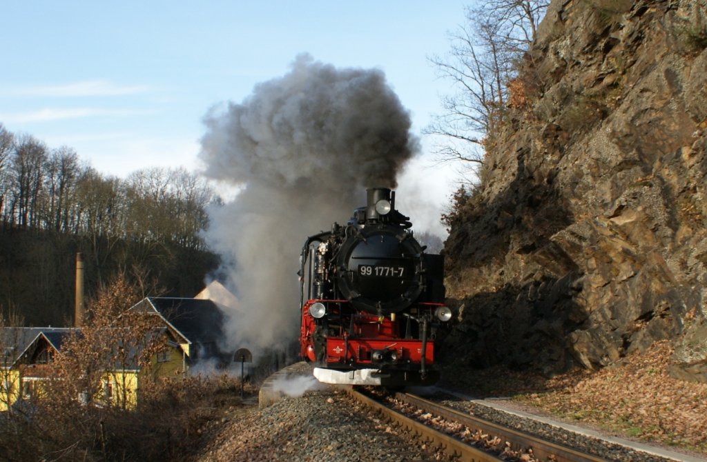 30.12.2012, 99 1771-7 - die erste DR- Neubaulok - in der Ausfahrt Seifersdorf bei frhlingshaften Temperaturen im Rabenauer Grund an der Roten Weieritz