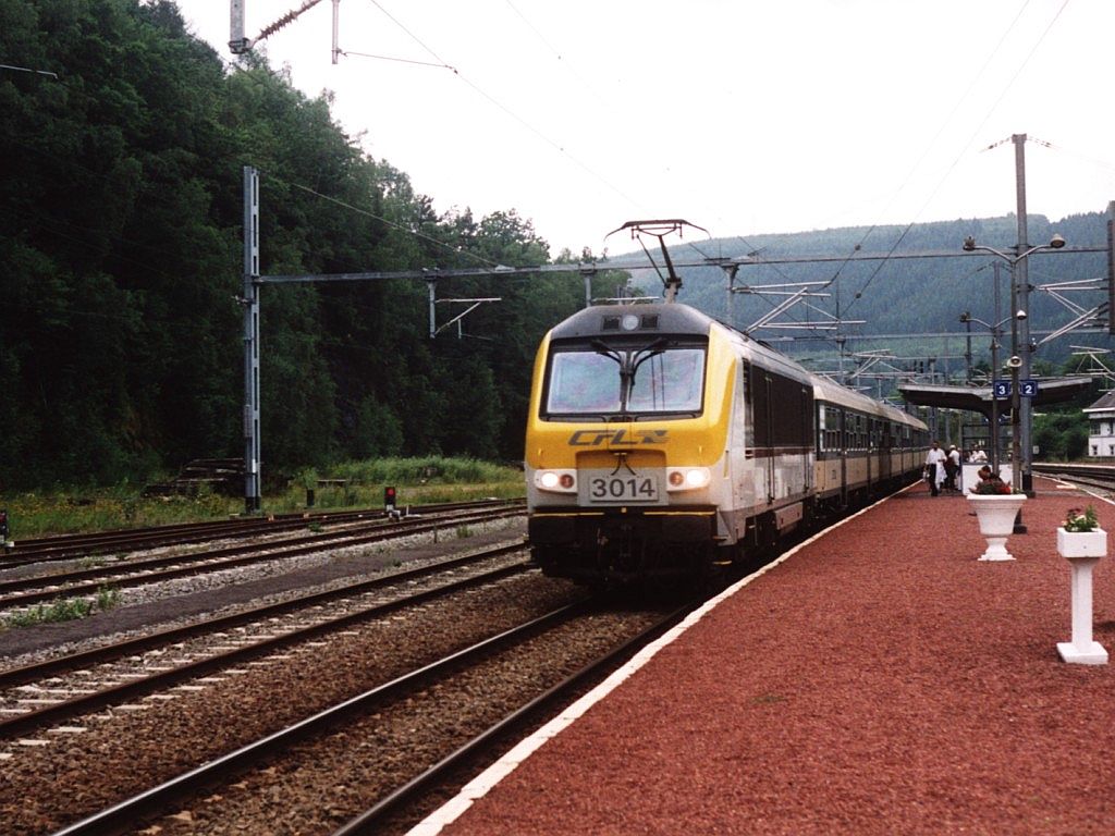 3014 (CFL) mit IR 118 Luxembourg-Liers auf Bahnhof Trois Ponts (Belgien) am 21-7-2004. Bild und scan: Date Jan de Vries.

