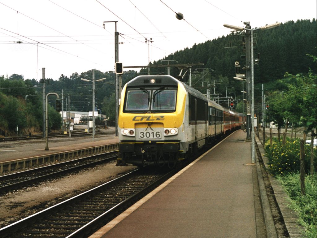 3016 mit IR 113 Liers-Luxembourg auf Bahnhof Troisvirges am 25-7-2002. Bild und scan: Date Jan de Vries.