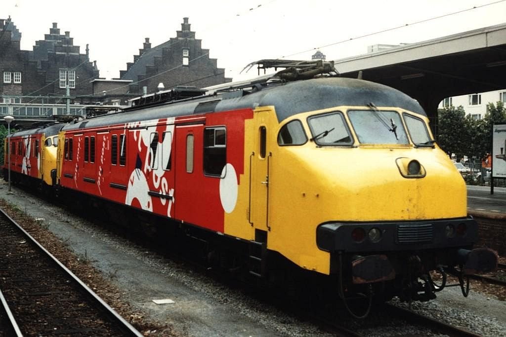 3017 und 3019 (Posttriebwagen) auf Bahnhof Maastricht am 25-10-1993. Bild und scan: Date Jan de Vries.