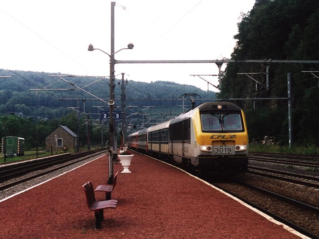 3019 (CFL) mit eine bunte IR 121 Liers-Luxembourg auf Bahnhof Trois Ponts (Belgien) am 21-7-2004. Bild und scan: Date Jan de Vries.