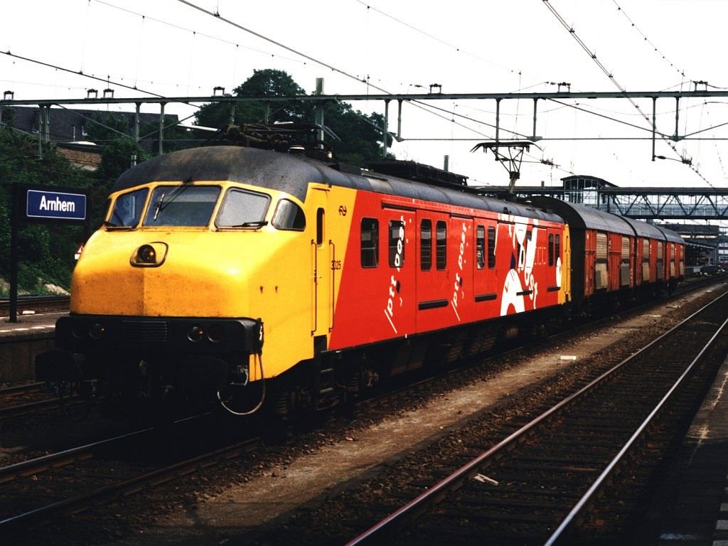 3025 mit Postzug 50602 Arnhem-Utrecht auf Bahnhof Arnhem am 30-5-1996. Bild und scan: Date Jan de Vries.