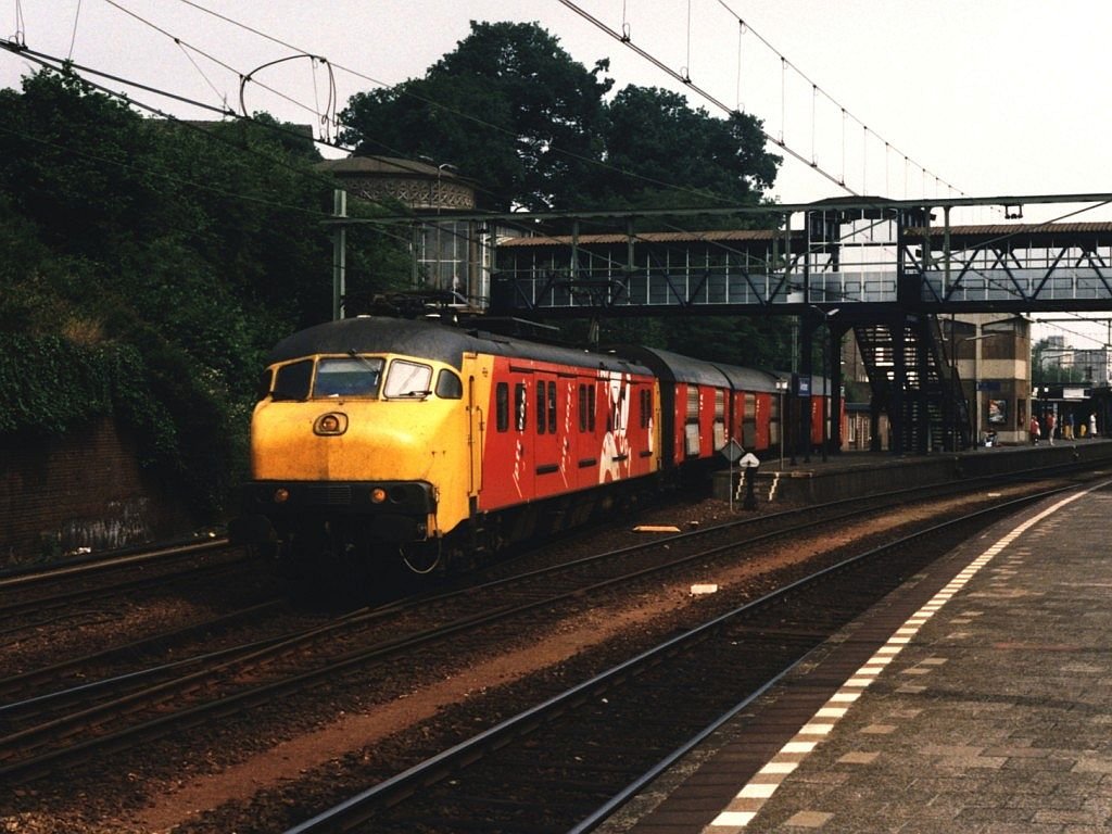 3027 mit Postzug 50602 Arnhem-Utrecht auf Bahnhof Arnhem am 26-6-1996. Bild und scan: Date Jan de Vries.