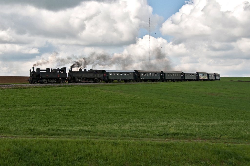 30.33 und 93.1420 mit dem SEZ 14818 kurz vor Ernstbrunn bei Naglern. Die Aufnahme enstand am 05.05.2013.