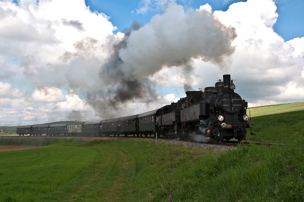 30.33 und 93.1420 mit SEZ 14818, unterwegs zum Oldtimer Treffen 2013 in Ernstbrunn, am 05.05.2013 kurz nach Wrnitz-Hetzmannsdorf.