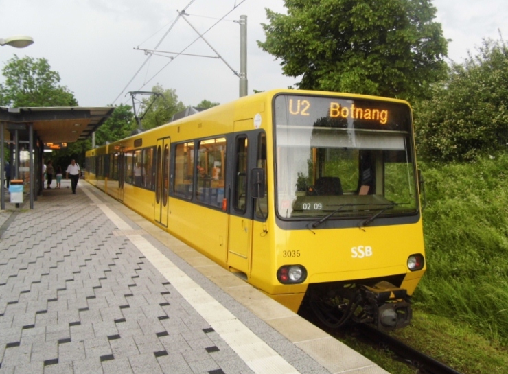 3035/3036 ist am Abend des 07.06.2012 in Neugereut, wo er seine Runden auf der U2 von Neugereut via Bad Cannstatt - Charlottenplatz - Vogelsang nach Botnang macht