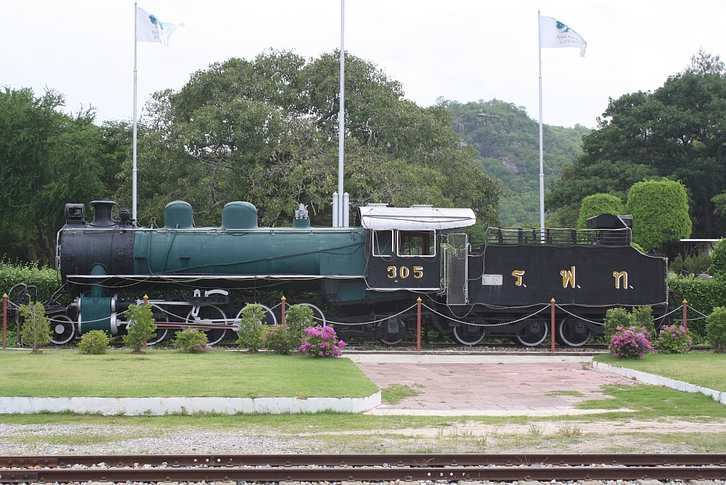 305 (1'D1'-h3, Baldwin - USA, Bauj. 1925) steht gegenber des Aufnahmsgebude des Bf. Hua Hin als Denkmal. Bild vom 03.Juni 2012.