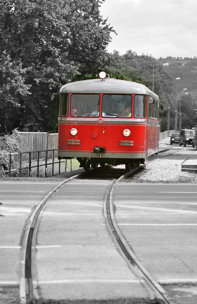 30.6.2007: Sonderfahrt mit dem VT 10 auf der Schleppbahn Andritz nach dem �berqueren der Weinz�ttelbr�cke.
(Analogaufnahme gescannt)