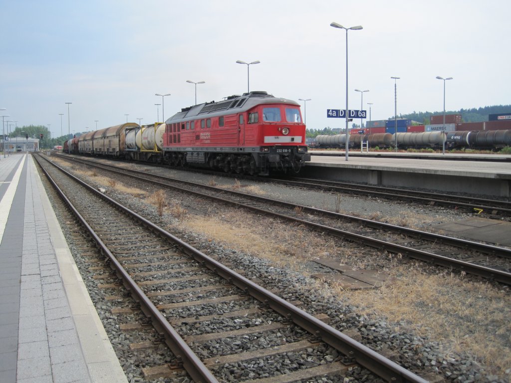 30.6.2010 14:45 DB AG Baureihe 232 618-9 ,,Ludmilla'' fhrt mit einem schweren Gterzug durch Hof (Saale) Hbf.