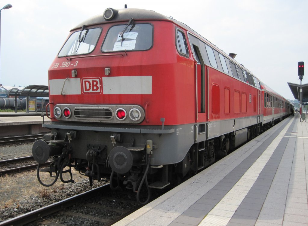 30.6.2010 15:53 DB AG Baureihe 218 390-3 hat den RE 16 aus Leipzig ber Reichenbach (Vogtland) in den Endbahnhof Hof (Saale) Hbf gezogen und macht sich fr den Richtungswechsel bereit, um dann wieder nach Reichenbach (Vogtland) zu fahren. 