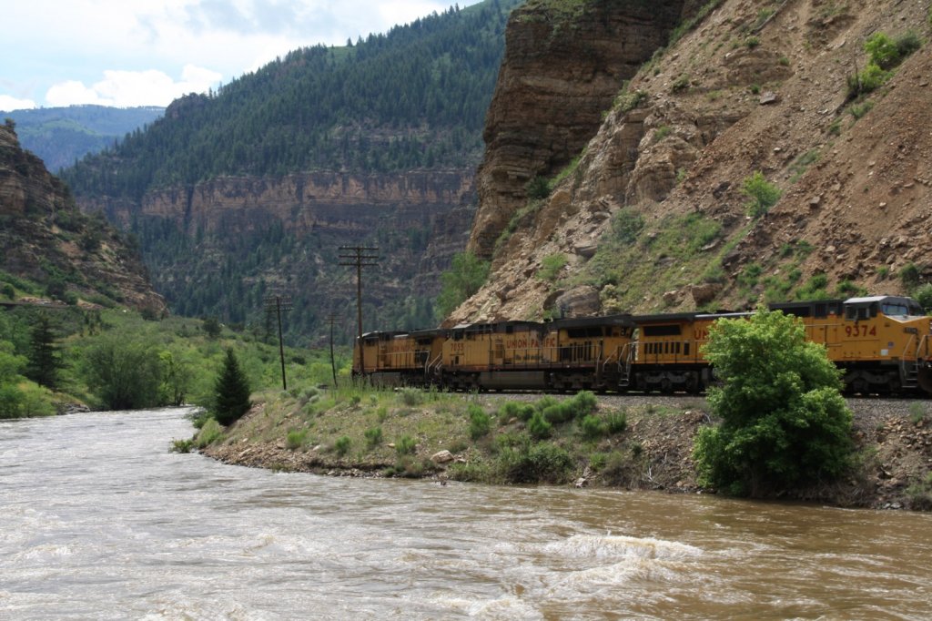 30.6.2011. ca. 4km stl. von Glenwood Springs, CO. Gemischter Gterzug mit 6 Union Pacific Loks Richtung Denver am Colorado River. Nr: 6752, 7055, 9374, 4956, 2454, 3538.

Loktyp: 
6752 = GE AC4400-CW
7055 = GE AC6000-CW
9374 = GE C40-8w
4956 = EMD SD 70M
2454 = GE C30-7
3538 = EMD SD 40-2