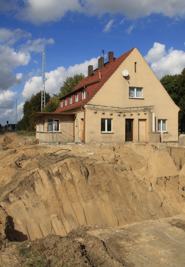 30.9.2012 Grneberg / Nordbahn. Empfangsgebude nebst Fahrdienstleiter- bzw. Blockwrter bzw. gar nicht mehr Stellwerk. Die Unterfhrung, deren Decke im Vordergrund sichtbar ist, wird vermutlich im Zuge der Streckensanierung der Nordbahn verschwinden.