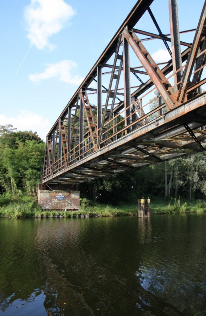 30.9.2012  Strecke Wensickendorf - Liebenwalde. Br�cke �ber den Finowkanal, Blickrichtung Nord.