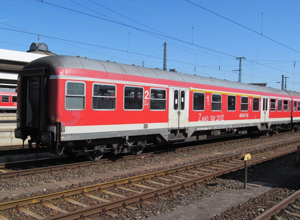 31-34 028-6 (ABnrz 418.4) steht am 30. August 2012 am Ende eines Schrottzuges (n-,x- und IC-Wagen) nach Trier-Ehrang im Nrnberger Hbf.