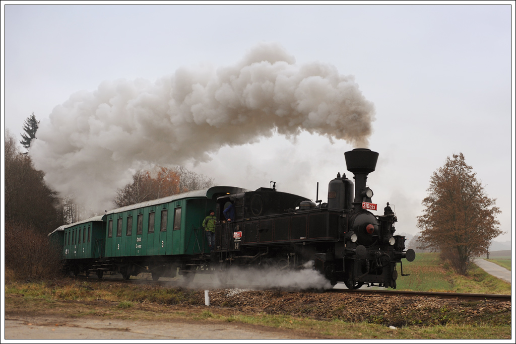 310 093 (ex kkStB 97.194) mit ihrem Dampfsonderzug von Ceske Budejovice nach Nova Pec am 19.11.2011 zwischen Plesovice und Zlata Koruna.