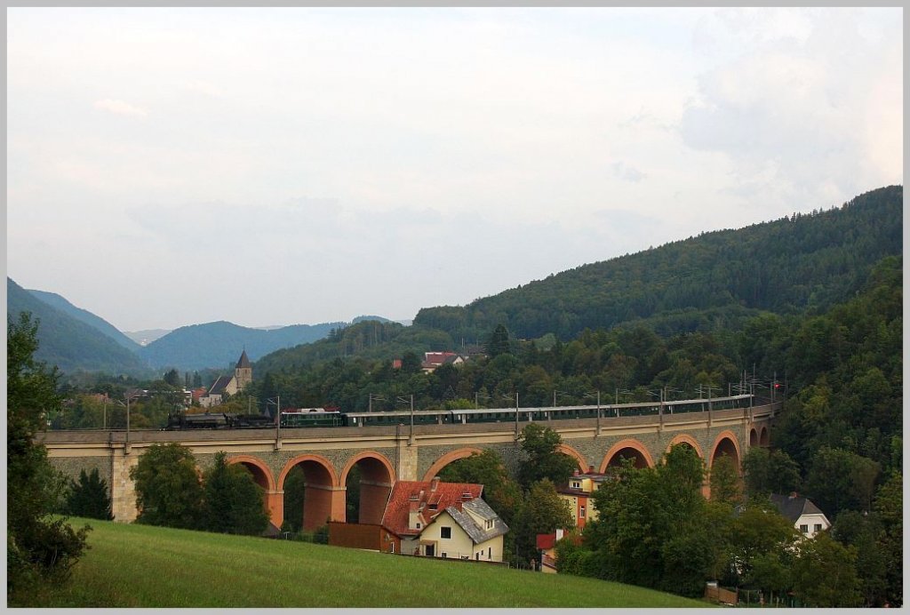 310 23 und 1040 01 befahren am 18. September 2011 bei der Rckfahrt von Mrzzuschlag nach Wien Meidling den Schwarzatal-Viadukt in Payerbach. Leider war die Sonne wieder weg...
