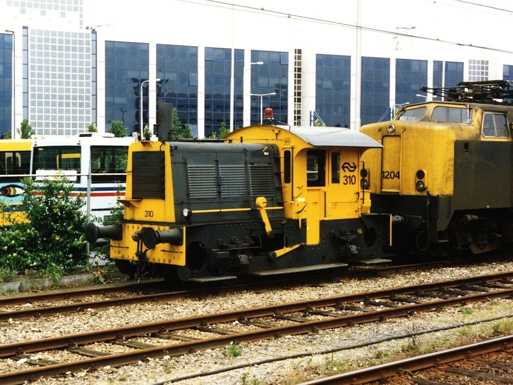 310 auf Bahnhof Leeuwarden am 15-6-1996. Bild und scan: Date Jan de Vries.