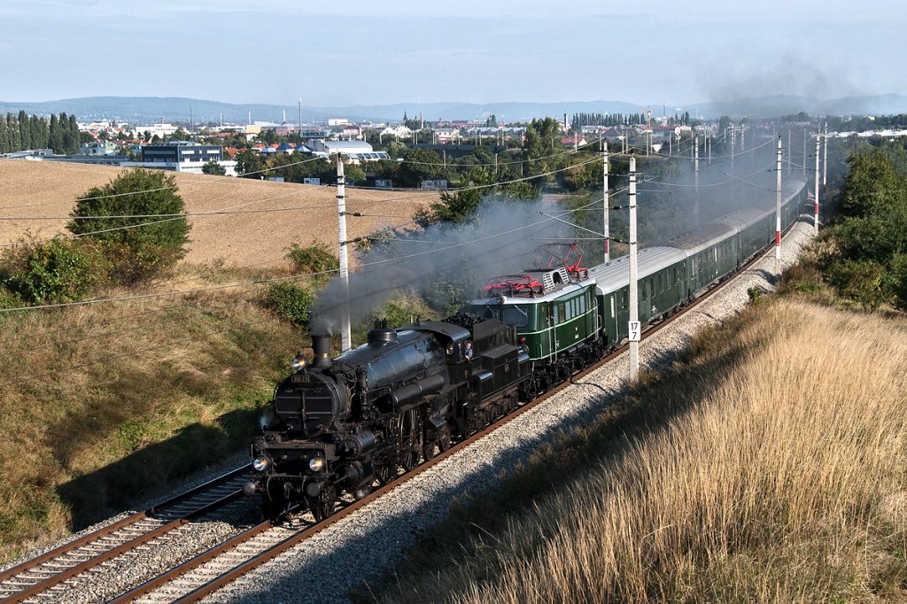 310.023 und 1040.001 fahren mit dem R 17523 von Wien Meidling nach Mrzzuschlag. Die Aufnahme entstand an bekannter Fotostelle bei Guntramsdorf, kurz nach Mdling, am 18.09.2011.