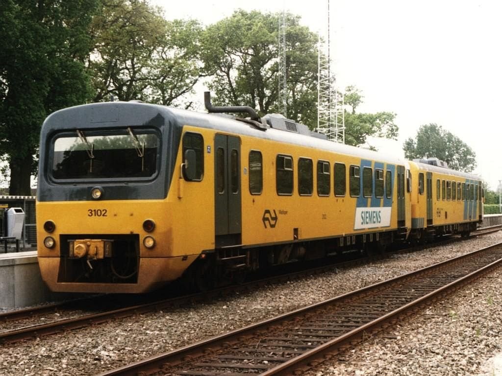 3102 + 3114 mit Regionalzug 8639 Leeuwarden-Groningen auf Bahnhof Hurdegaryp am 28-5-1997. Bild und scan: Date Jan de Vries.