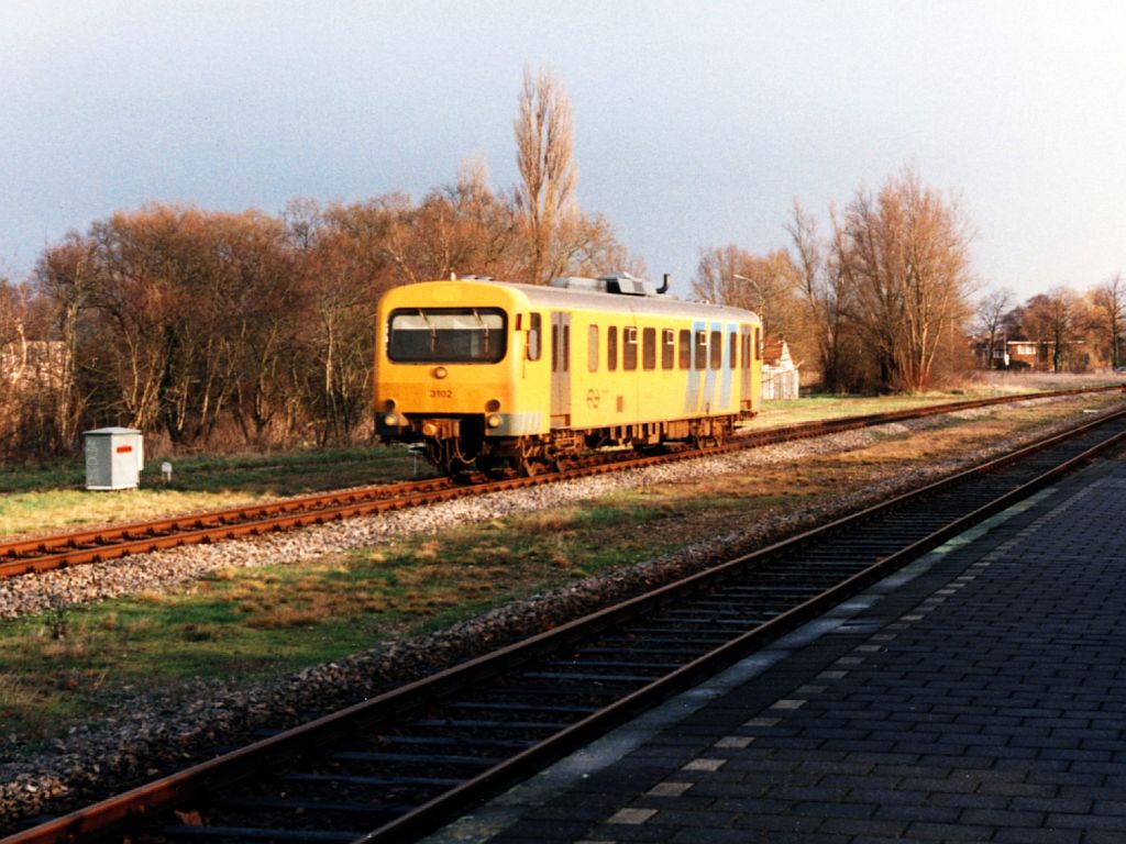 3102 mit Regionalzug 8927 Leeuwarden-Sneek auf Bahnhof Sneek am 30-12-1994. Bild und scan: Date Jan de Vries.